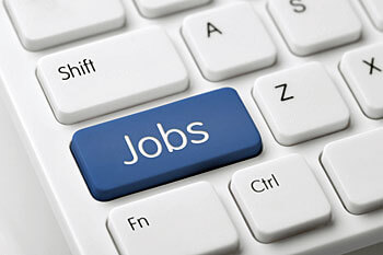 Teilansicht einer weißen Tastatur, auf der eine blaue Taste mit "Jobs" beschriftet hervorsticht